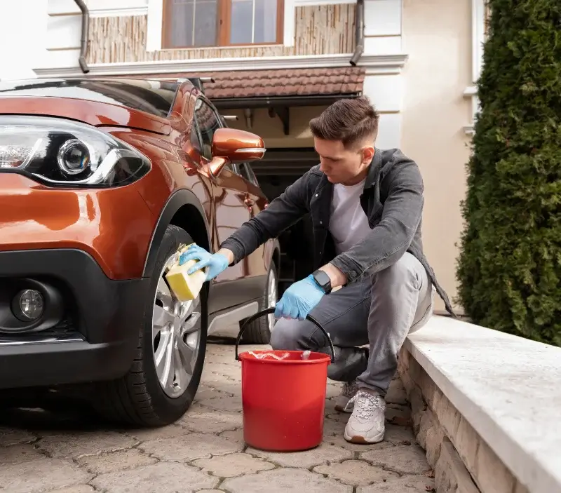Lavage auto à domicile Ryes : professionnel intervenant sur un véhicule